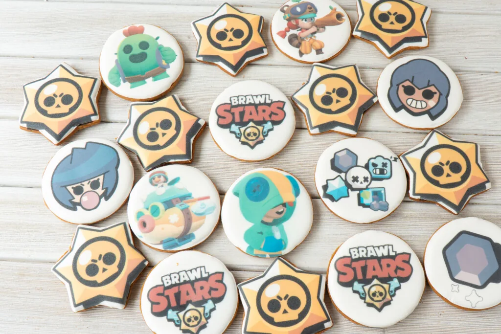 Zdobené perníčky s kvalitním jedlým tiskem s motivem hry Brawl Stars, logem a postavičkami Spike a Leon od Dortoff.