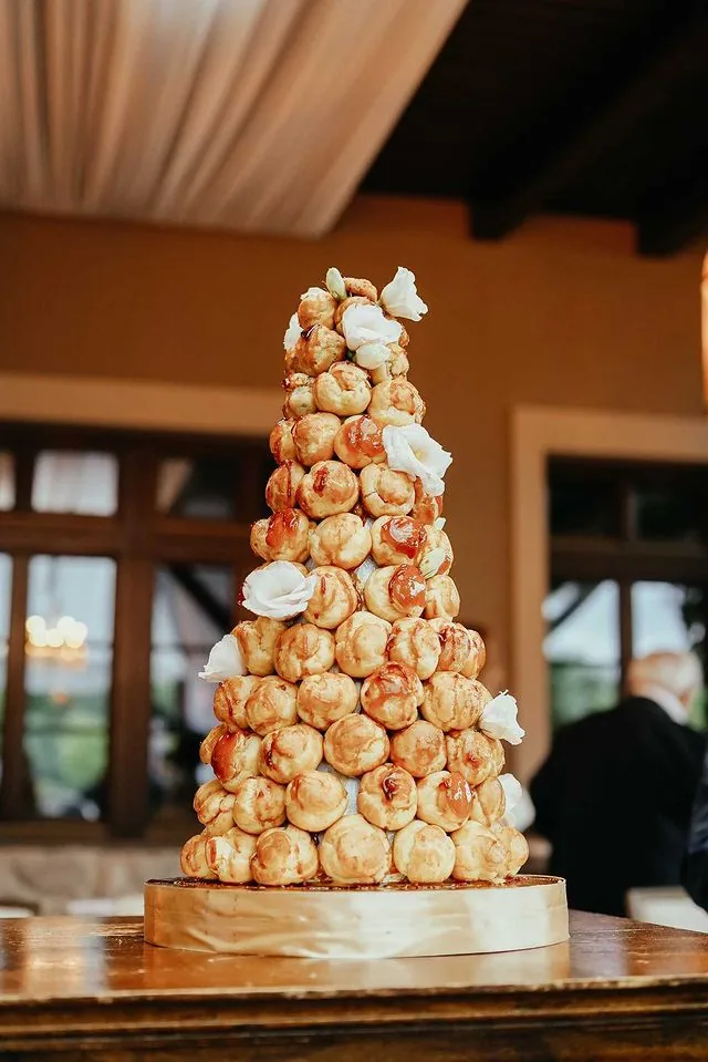 Svatební dort croquembouche