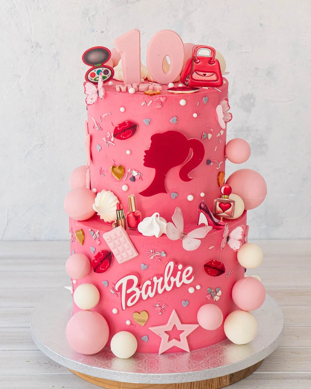 🎂 Dvoupatrový dort pro malou Barbie královnu. Růžový, sladký a trochu výstřední – přesně tak, jak to má být